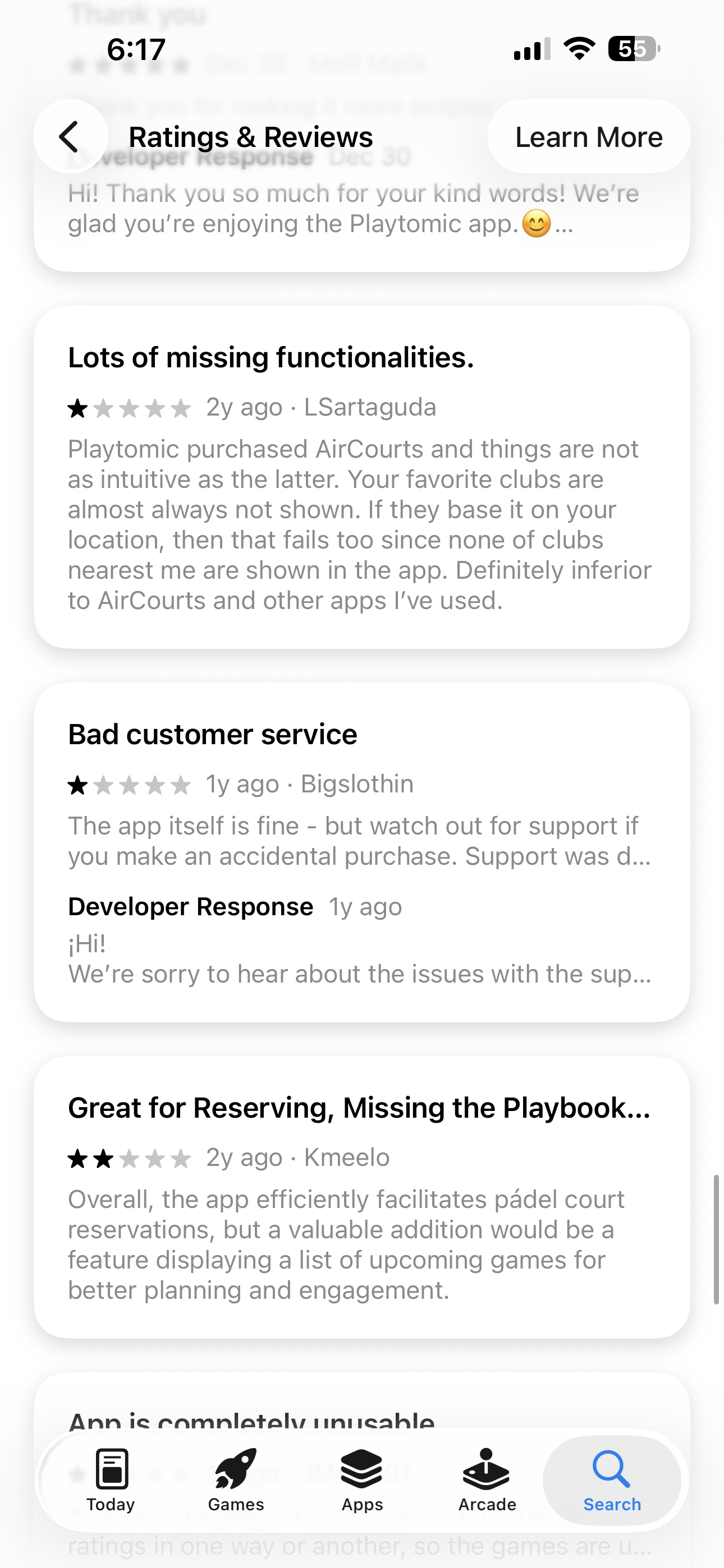 App Store reviews criticizing missing functionality and bad customer service in Playtomic