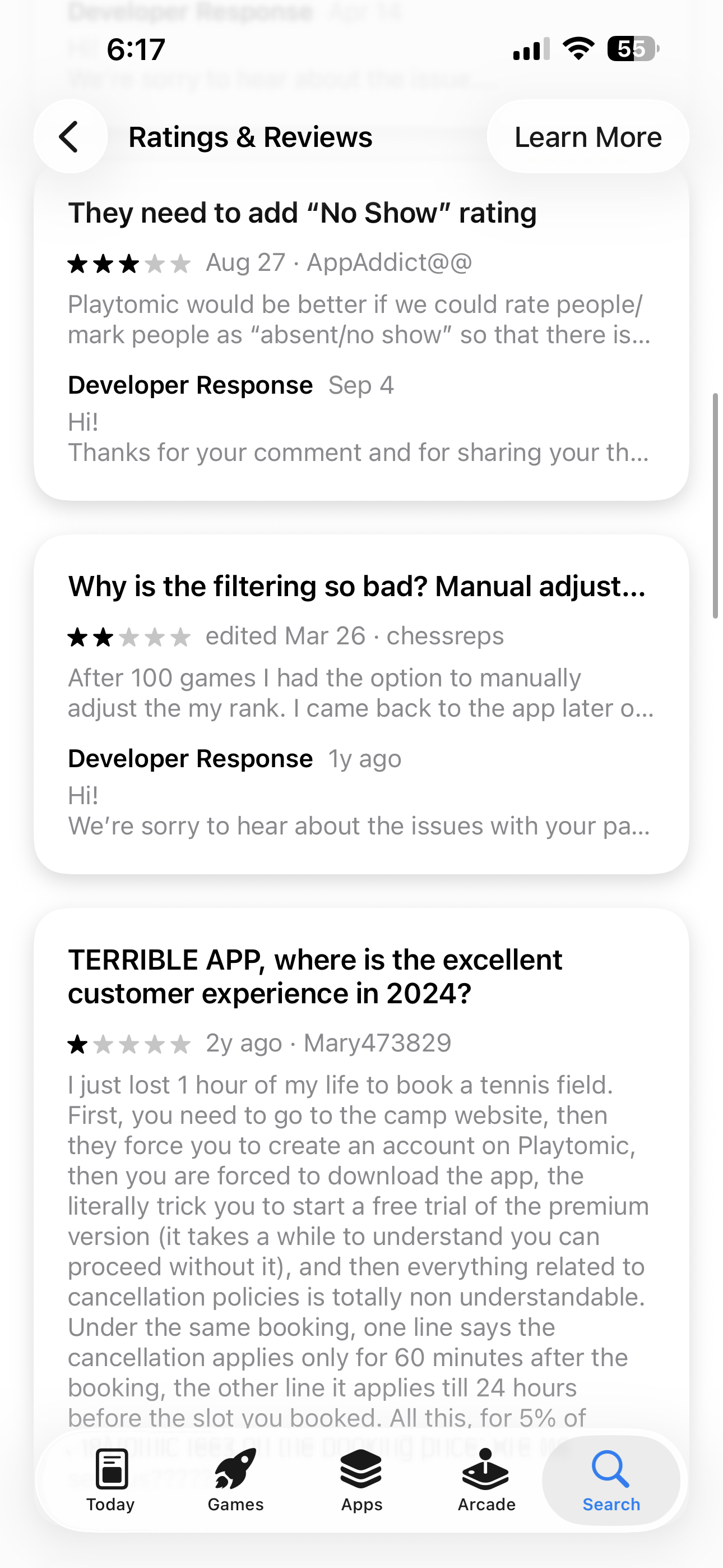 App Store review stack showing no-show, filtering, and booking complaints in Playtomic
